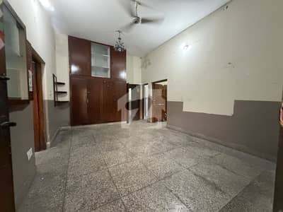 سیٹیلائیٹ ٹاؤن راولپنڈی میں 12 مرلہ Studio دفتر 1.3 لاکھ میں کرایہ پر دستیاب ہے۔
