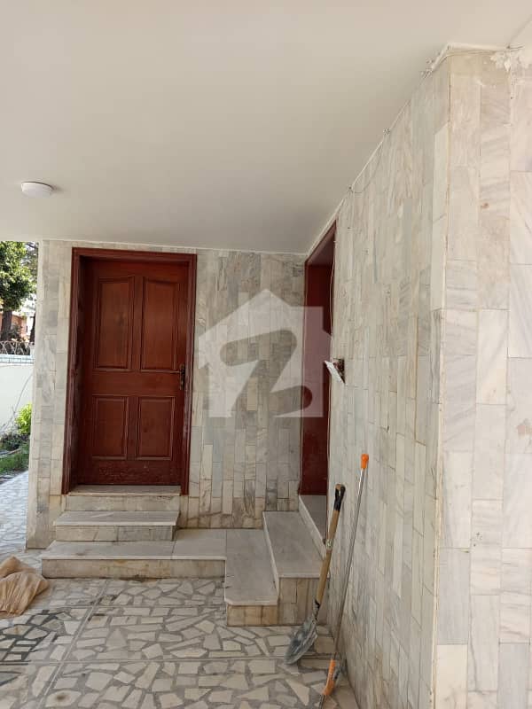 1 Kanal Beautiful House Available For Rent 1 Kanal Beautiful House Available For Rent