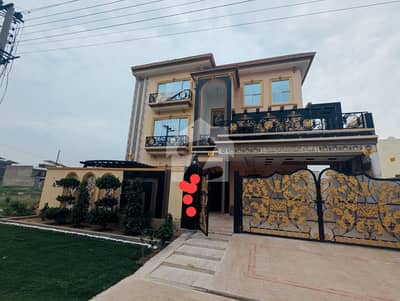 1 KANAL BEAUTIFUL HOUSE AVAILABLE FOR SALE IN LDA AVENUE 1 BLOCK B IN A VERY HOT LOCATION OF LAHORE