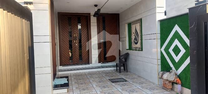 10 Marla Like New House Available For Rent In Bahria Town Lahore