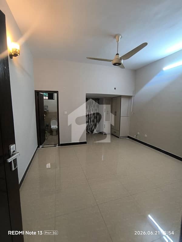 3 Bedrooms & 3 Bathrooms DD TV Lounge Kitchen 3 Bedrooms & 3 Bathrooms DD TV Lounge Kitchen