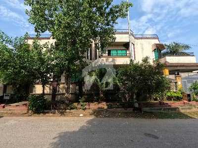 G-11 Top Location Corner 600 SQYRD House Available For Sale
