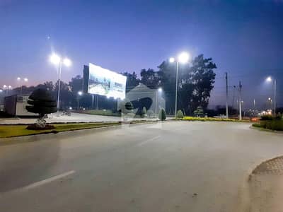 یونین لیونگ مین کینال بینک روڈ,لاہور میں 6 مرلہ کمرشل پلاٹ 4.0 کروڑ میں برائے فروخت۔ یونین لیونگ مین کینال بینک روڈ,لاہور میں 6 مرلہ کمرشل پلاٹ 4.0 کروڑ میں برائے فروخت۔