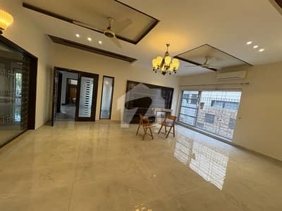 ڈی ایچ اے فیز 4 ڈیفنس (ڈی ایچ اے),لاہور میں 5 کمروں کا 1 کنال مکان 3.0 لاکھ میں کرایہ پر دستیاب ہے۔