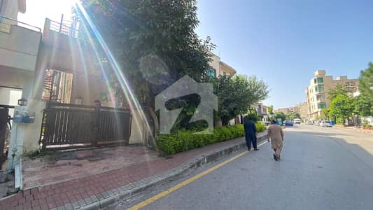 10 Marla Corner Full Basement 7-Bed House For Sale In Bahria Town Phase 6