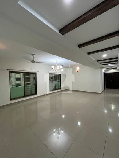 10 MARLA 3 BEDROOM APARTMENT AVAILABLE FOR SALE