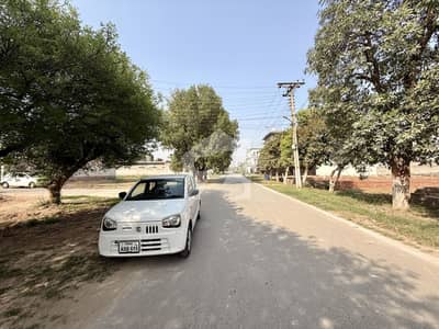کینال گارڈن لاہور میں 2 کنال رہائشی پلاٹ 4.9 کروڑ میں برائے فروخت۔