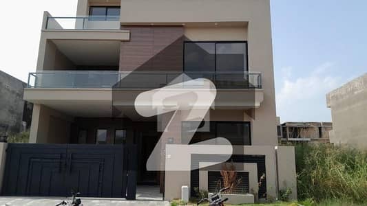 Prime Location House Of 1800 Square Feet Is Available In Contemporary Neighborhood Of B-17
