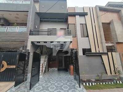الرحمان گارڈن فیز 2 الرحمان گارڈن,لاہور میں 5 کمروں کا 5 مرلہ مکان 2.3 کروڑ میں برائے فروخت۔
