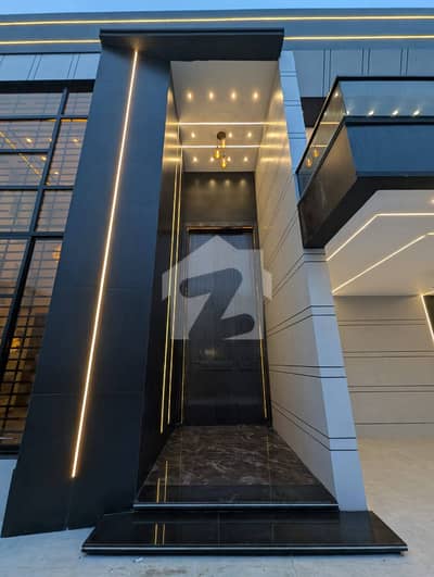 یو ای ٹی ہاؤسنگ سوسائٹی لاہور میں 6 کمروں کا 1 کنال مکان 6.5 کروڑ میں برائے فروخت۔