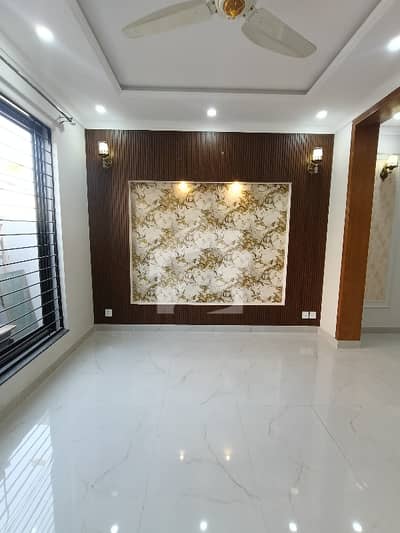 Central Park Housing Scheme  5 Marla uper portion available for rent in central park A block  VIP location  near to park masjid and market