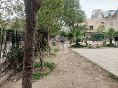 فاروق کالونی لاہور میں 3 مرلہ رہائشی پلاٹ 60.0 لاکھ میں برائے فروخت۔