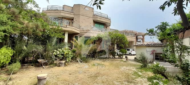 1.5 Kanal three floor house Corner 12 Bedroom Park Facing Front Open and south open