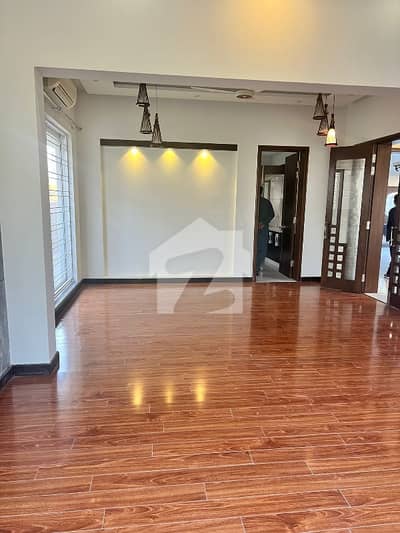 1 KANAL ELEGANT FULL HOUSE AVAILABLE FOR RENT AT PRIME LOCATION OF DHA PHASE 5