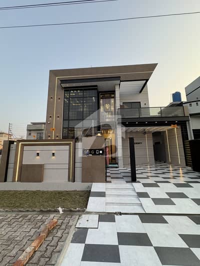 10 MARLA ULTRA MODREN HOUSE FOR SALE