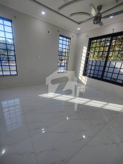Luxury 10 Marla House For Rent