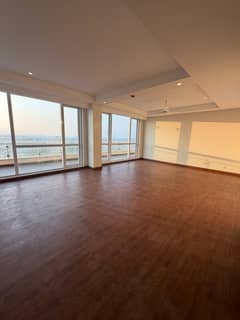 5 Bed Rooms Pent House For Sale Facing Golf and Majn Boulevard View With Jacuzzi