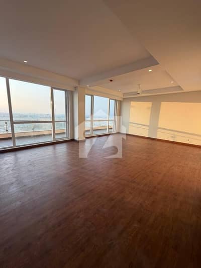 5 Bed Rooms Pent House For Sale Facing Golf and Majn Boulevard View With Jacuzzi