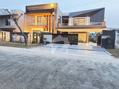 Exquisite 2 Kanal Park-Facing Mansion Valencia Town Experience Unparalleled Luxury In This Brand New 2 Kanal Masterpiece. Perfectly Situated Facing A Lush Green Park, This Home Combines Architectural Brilliance With World-Class Amenities.