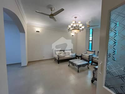 ایف ۔ 7/2 ایف ۔ 7,اسلام آباد میں 4 کمروں کا 1 کنال مکان 9.5 لاکھ میں کرایہ پر دستیاب ہے۔