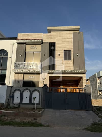 5 Marla Brand New House Available For Rent in FMC B-17