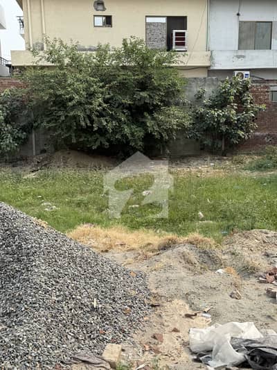 A worth buying plot for end users or builders in one of the best society of Lahore.   Beautiful plot, gated and secured society along with Sui gas connection