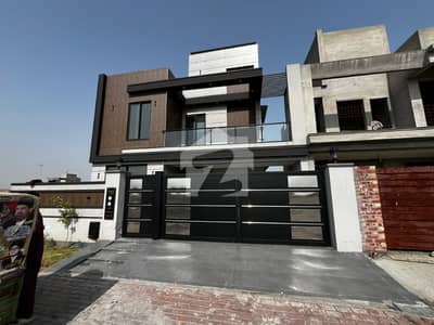 Owner Built A++ Constructed 10 Marla House Park Facing Owner Built A++ Constructed 10 Marla House Park Facing