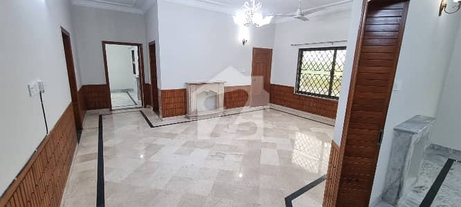 جی ۔ 10 اسلام آباد میں 6 کمروں کا 1 کنال مکان 3.6 لاکھ میں کرایہ پر دستیاب ہے۔