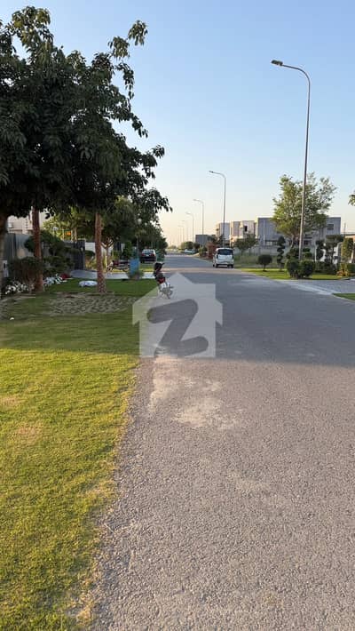 22 marla Corner plot Main road