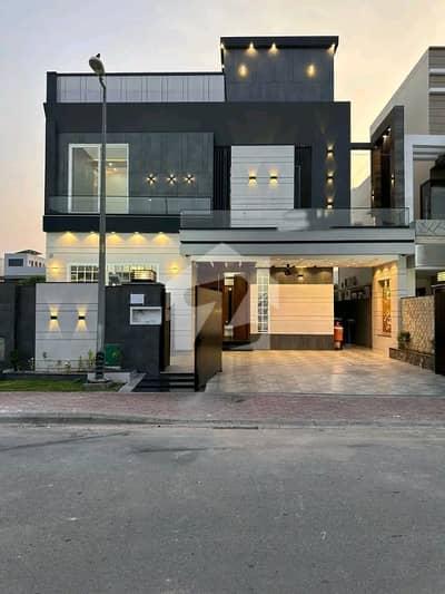 10 Marla Designer House Available For Rent