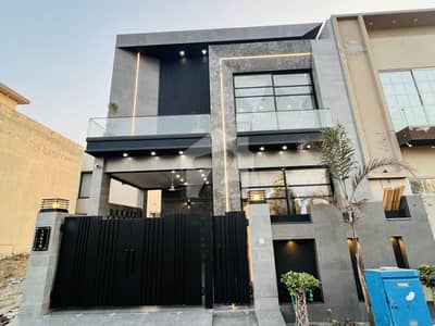 ڈی ایچ اے 9 ٹاؤن ڈیفنس (ڈی ایچ اے),لاہور میں 3 کمروں کا 5 مرلہ مکان 1.1 لاکھ میں کرایہ پر دستیاب ہے۔