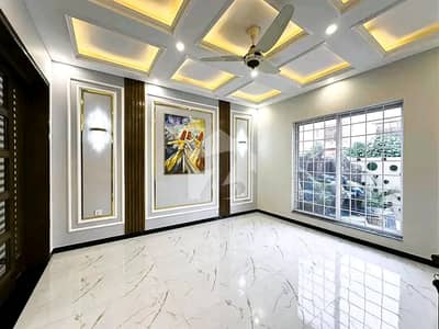 10 Marla Luxurious House Available For Rent