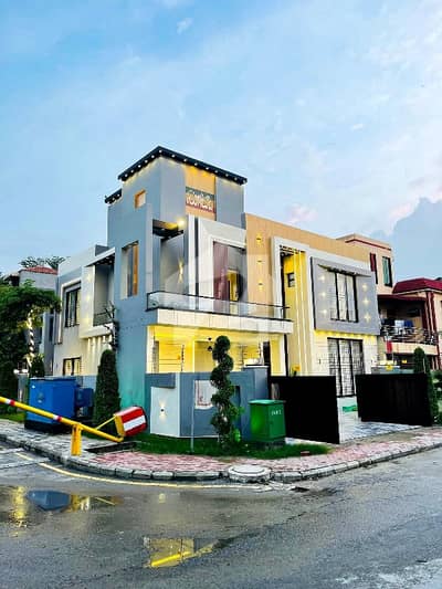 10 Marla Luxury House Available For Rent