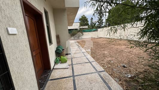 House For Rent In F8 With 5 Bedrooms Big Lawn And 10 Car Parking