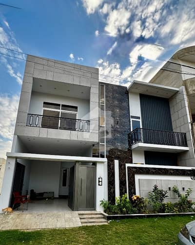Luxury 240 Sq Yards Bungalow For Sale Near Park & Market, Gulshan-e-maymar