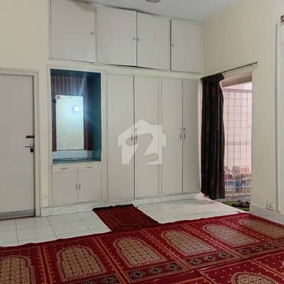 کیولری گراؤنڈ لاہور میں 5 کمروں کا 1 کنال مکان 3.0 لاکھ میں کرایہ پر دستیاب ہے۔