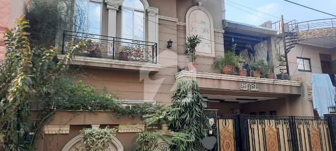 پی آئی اے ہاؤسنگ سکیم لاہور میں 5 کمروں کا 10 مرلہ مکان 4.5 کروڑ میں برائے فروخت۔