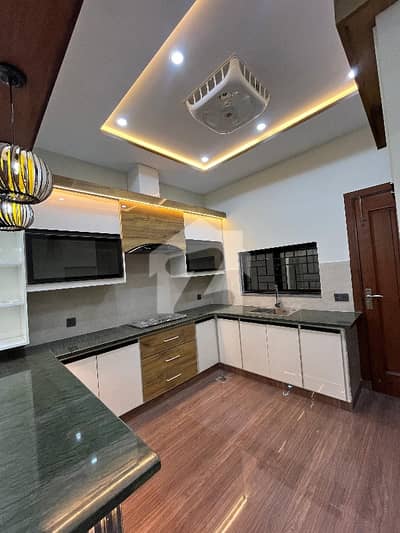 ٹاپ سٹی 1 اسلام آباد میں 6 کمروں کا 10 مرلہ مکان 4.4 کروڑ میں برائے فروخت۔