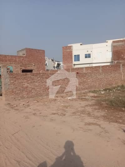 بوسان روڈ ملتان میں 5 مرلہ رہائشی پلاٹ 17.5 لاکھ میں برائے فروخت۔
