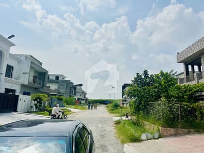 1 Kanal Prime Location Plot For Sale In Multi Gardens B-17 (MPCHS), CDA Sector