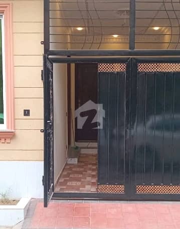 Corner New Iqbal Park Cantt House Sized 3 Marla For Sale