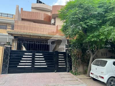 جوہر ٹاؤن لاہور میں 5 کمروں کا 12 مرلہ مکان 4.3 کروڑ میں برائے فروخت۔