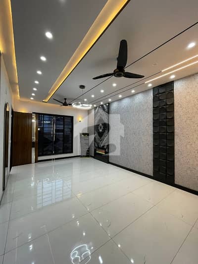 10 Marla Luxurious House Available For Sale