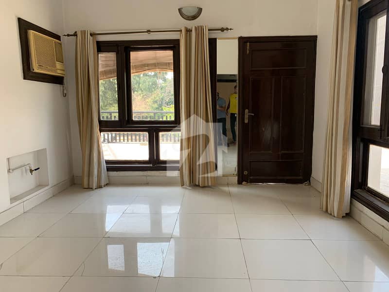 800 Sq Yards House For Sale In F-11 800 Sq Yards House For Sale In F-11