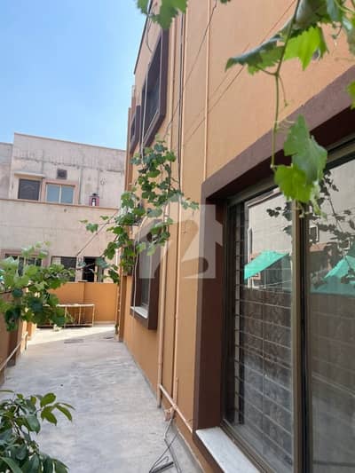 12 Marla 5 Bedrooms Investor Price House For Sale.
