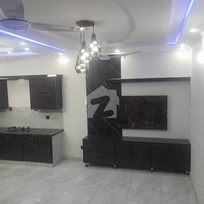10 MARLA UPPER PORTION AVAILABLE FOR RENT