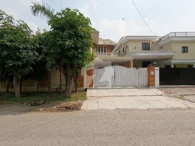 ڈی ایچ اے فیز 3 - بلاک وائے فیز 3,ڈیفنس (ڈی ایچ اے),لاہور میں 6 کمروں کا 1 کنال مکان 3.6 لاکھ میں کرایہ پر دستیاب ہے۔ ڈی ایچ اے فیز 3 - بلاک وائے فیز 3,ڈیفنس (ڈی ایچ اے),لاہور میں 6 کمروں کا 1 کنال مکان 3.6 لاکھ میں کرایہ پر دستیاب ہے۔