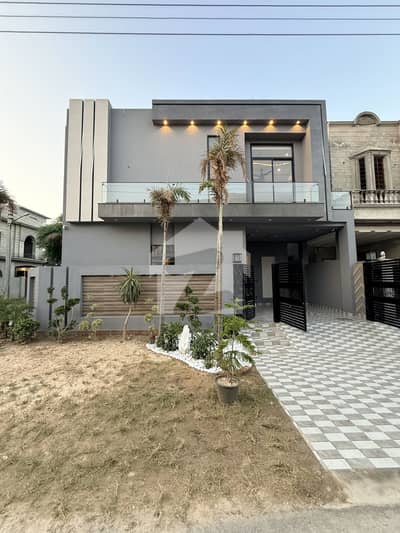 5 MARLA BRAND NEW ULTRA MODERN DESIGN HOUSE FOR SALE