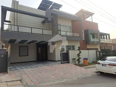 زراج ہاؤسنگ سکیم اسلام آباد میں 5 کمروں کا 12 مرلہ مکان 5.9 کروڑ میں برائے فروخت۔