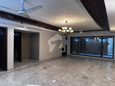 32 MARLA 7 BEDROOM HOUSE AVAILABLE FOR RENT